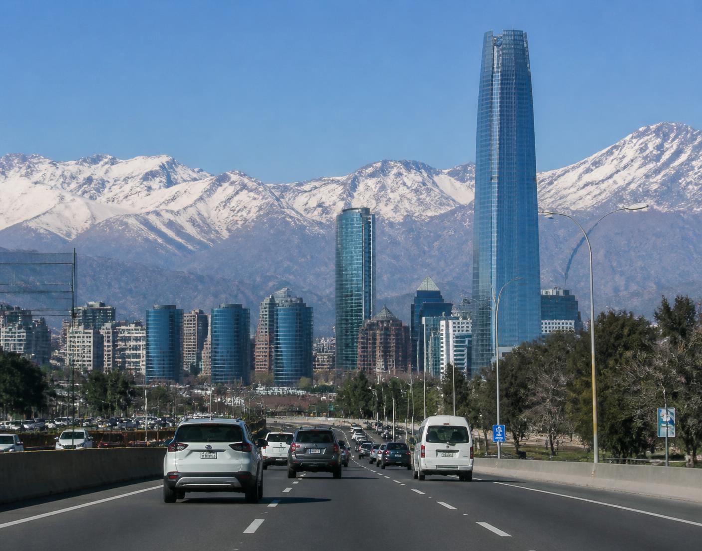 Avenida en Santiago de Chile con la cordillera de los Andes al fondo